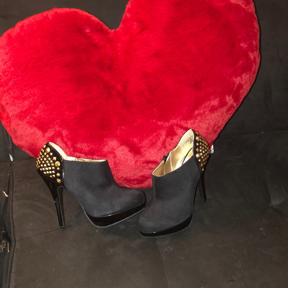 Black Bongo Size 6 Studded Booties.